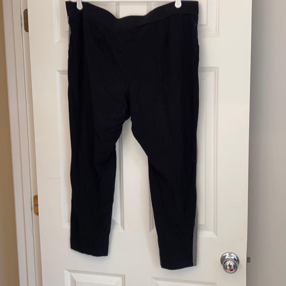 Black leggings,with gray stripe